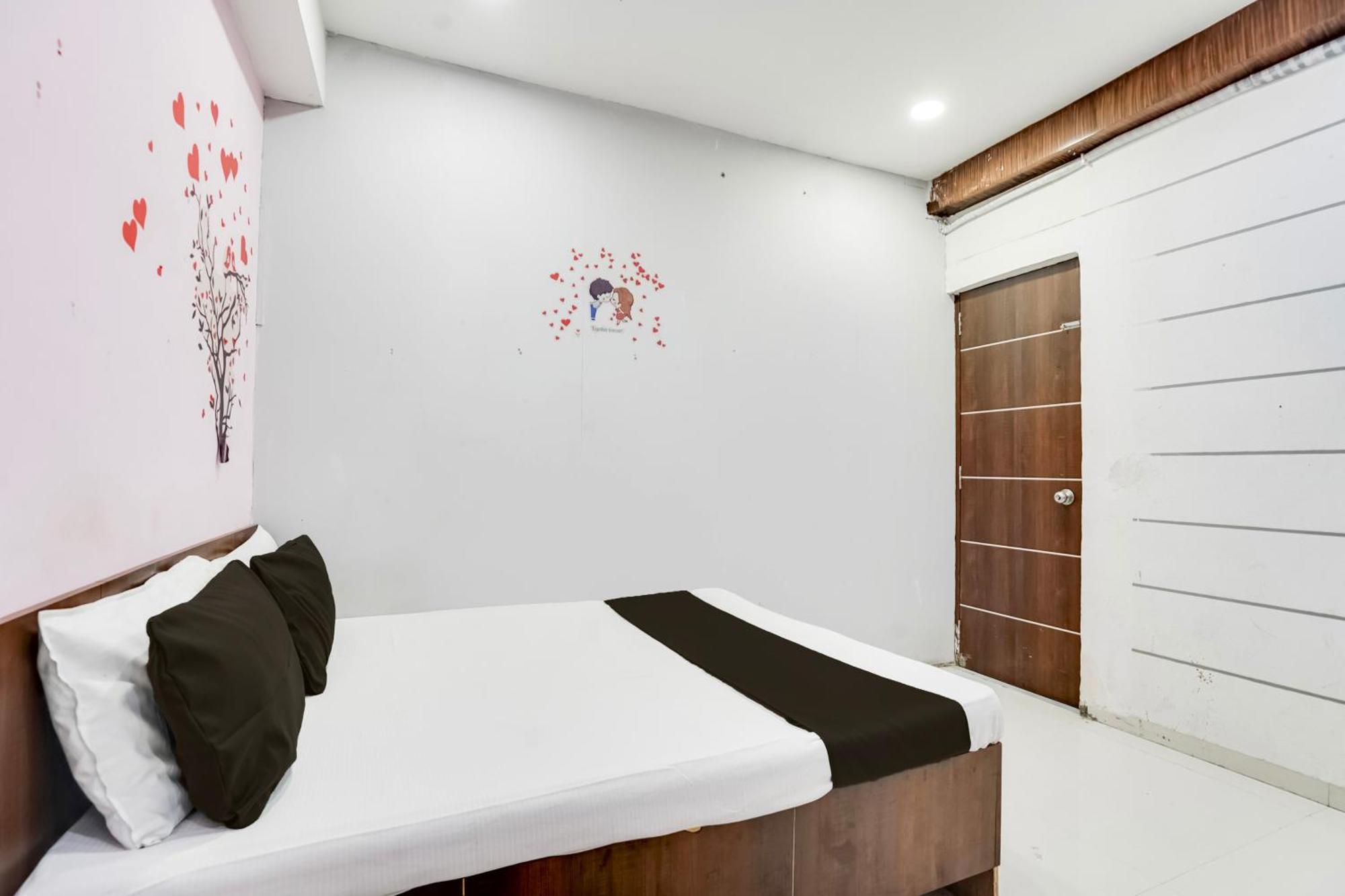 Hotel O Day Night Rooms Surat Exterior foto