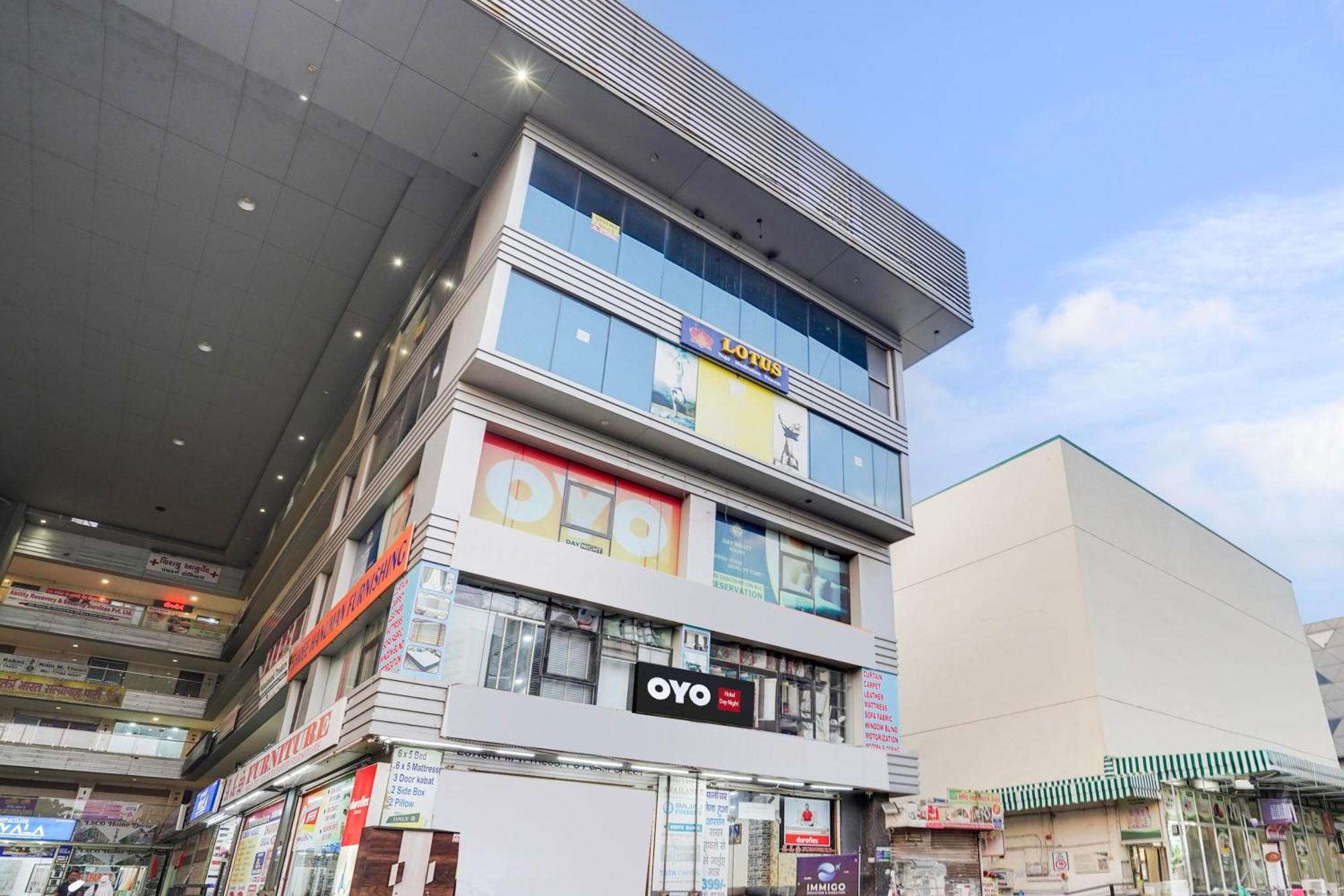 Hotel O Day Night Rooms Surat Exterior foto