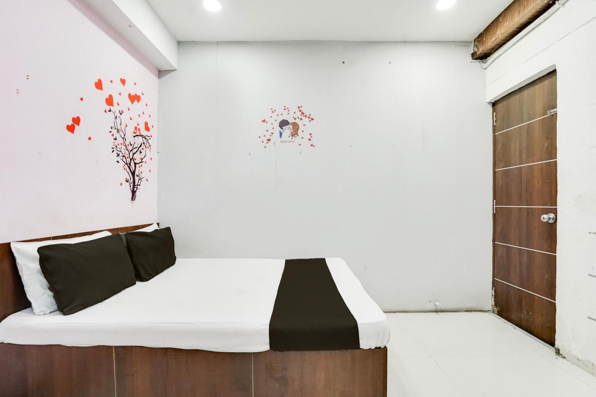 Hotel O Day Night Rooms Surat Exterior foto