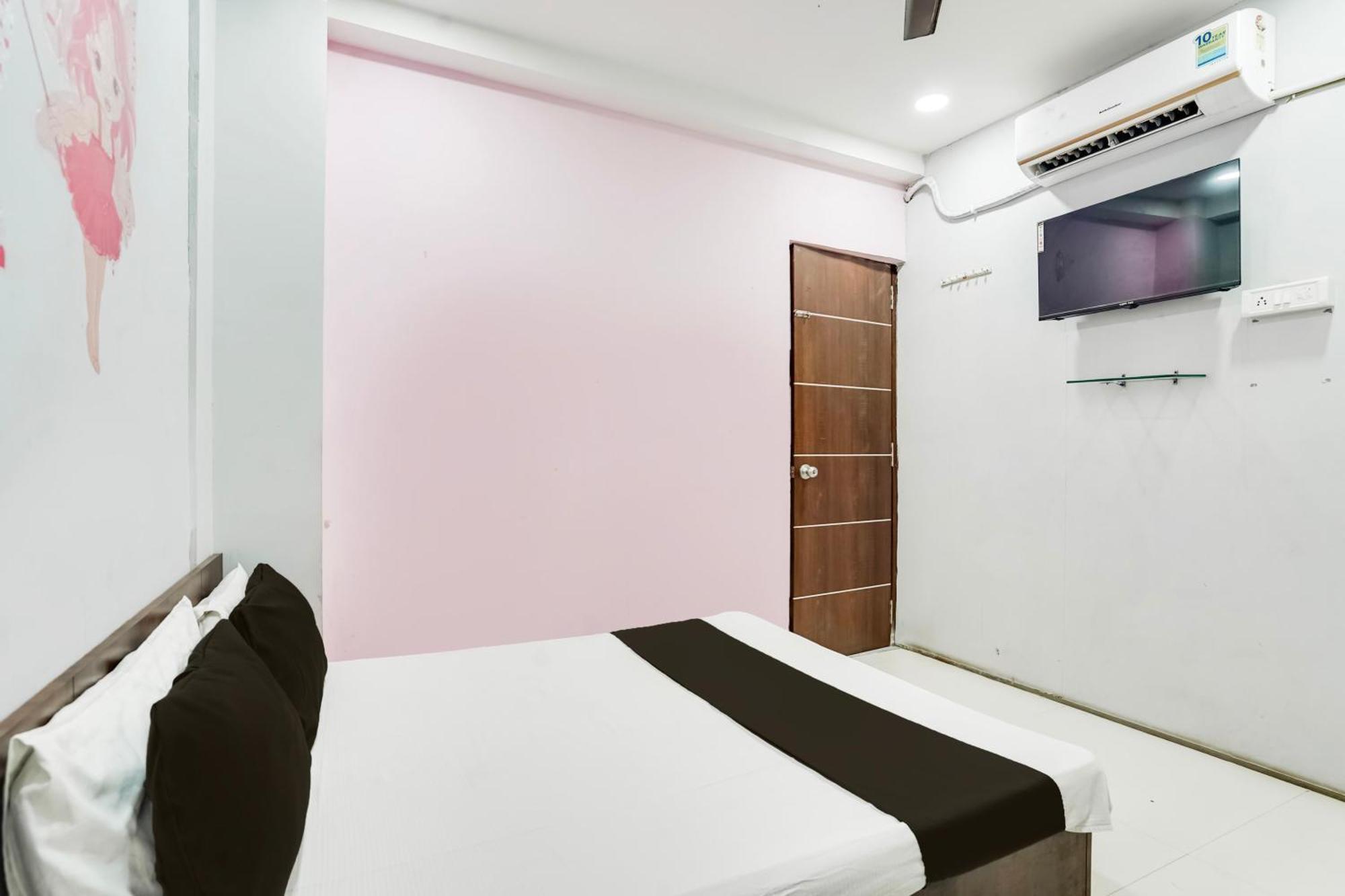Hotel O Day Night Rooms Surat Exterior foto
